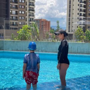 Profesora de natación a domicilio en Rionegro Antioquia, clases particulares en piscina privada con Natación Adecuada