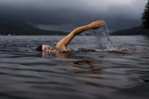 Mujer nadando en piscina como parte de su rutina de ejercicio semanal