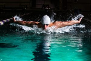 Nadador con cuerpo tonificado muestra los cambios fisicos de la natacion
