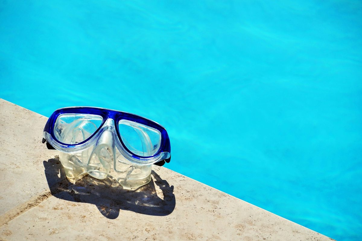 Equipo de natacion: gorro gafas y traje de bano para clases de natacion